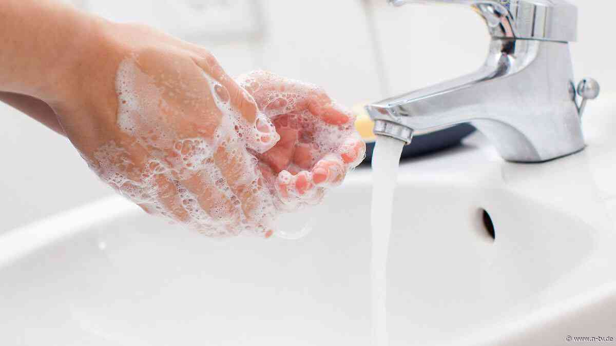 Maßnahme gegen Erkältungen : Reinigt kaltes oder warmes Wasser besser beim Händewaschen?