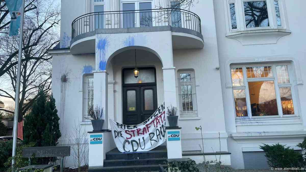 Linke Aktivisten kippen Pferdemist vor Hamburger CDU-Zentrale