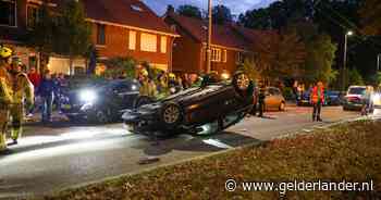 Automobiliste ramt boom en belandt ondersteboven bij ongeval in Arnhem