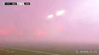 Ajax en Hajduk Split duiken kleedkamers in na vuurwerk vanaf Kroatische tribunes