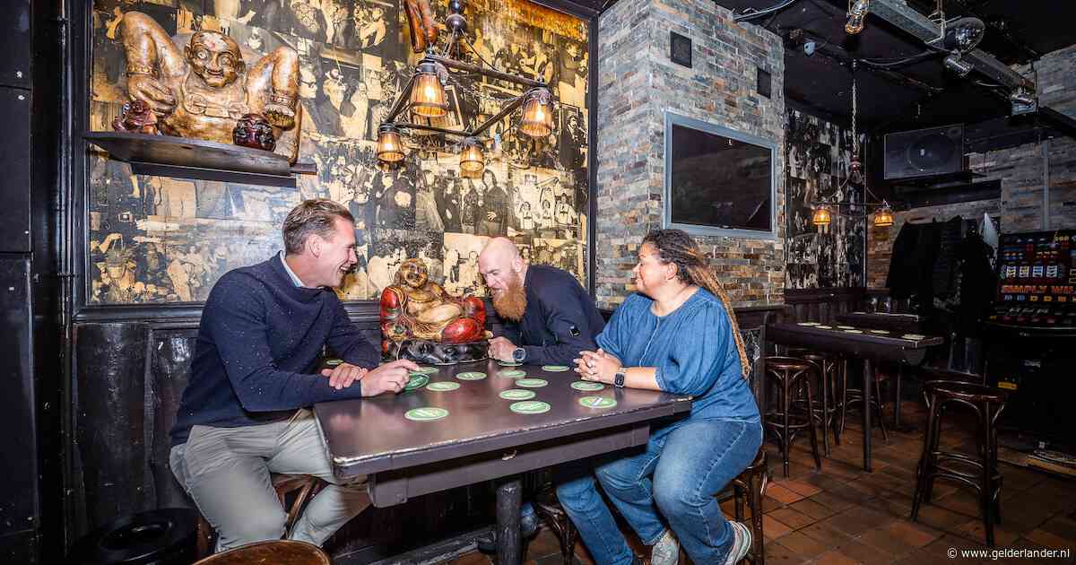 Iconisch Arnhems café De Buik sluit voorgoed de deuren, maar wat gaat er met de trompetten aan het plafond gebeuren?