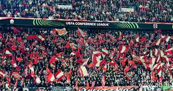 De bal rolt in sfeervolle Grolsch Veste, vinger van FC Thun-spits Dursun schiet uit de kom
