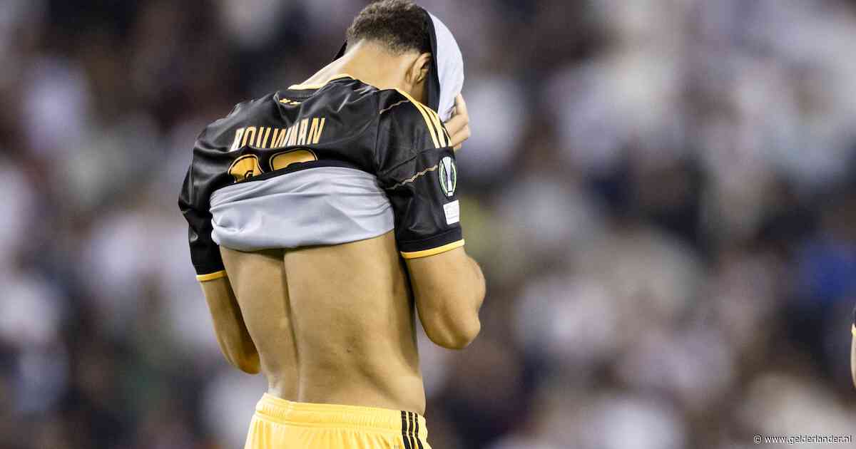 Dolend Ajax begint dramatisch aan Conference League: Hajduk Split te sterk in door vuurwerk onderbroken duel