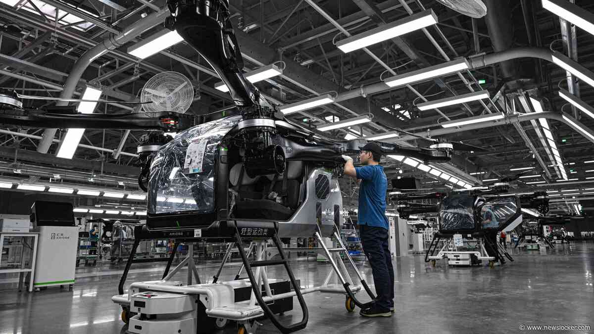 Chinese zelfrijdende auto met drone in kofferbak rijdt rond in Parijs