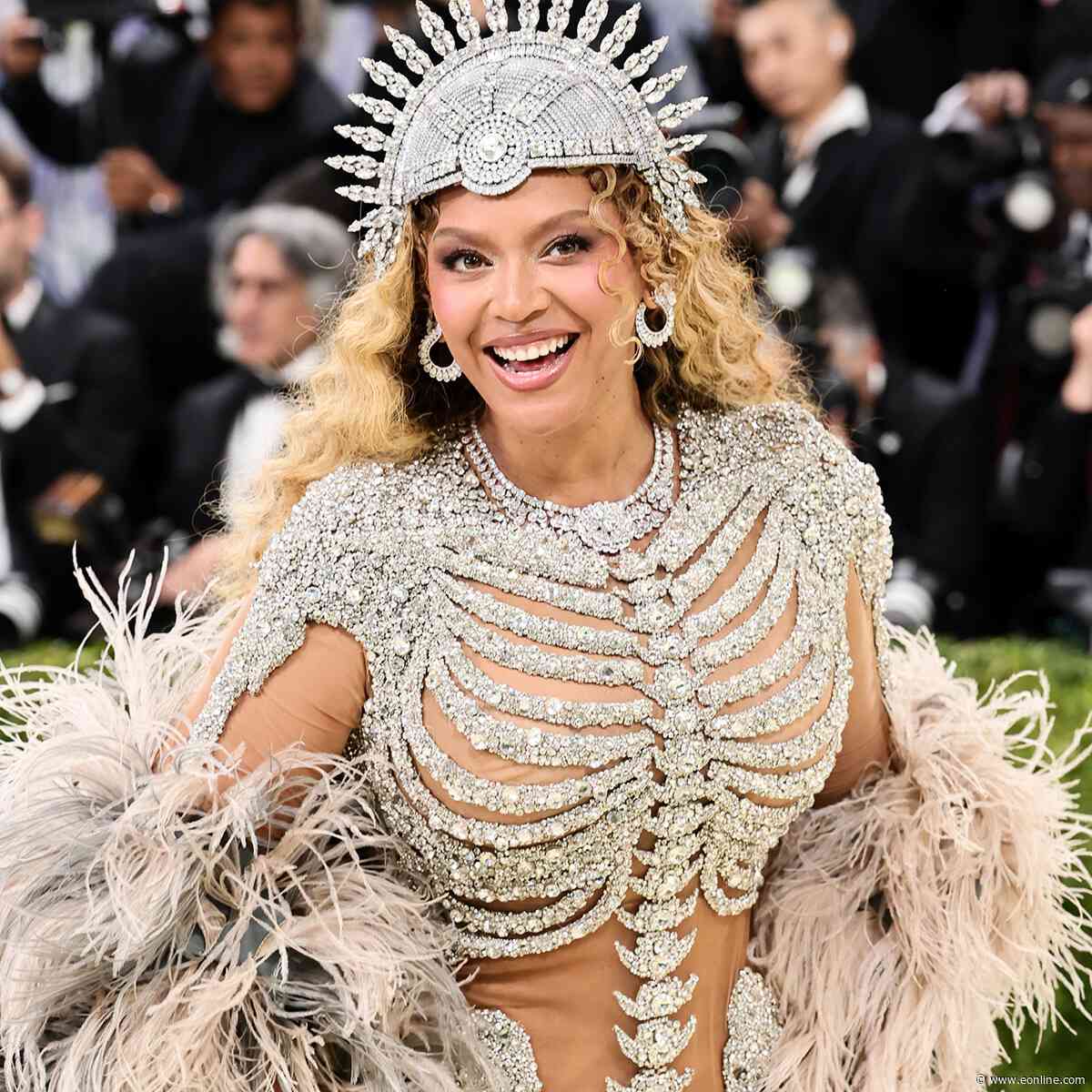 Beyoncé's Outing With Blue Ivy, Rumi Will Have You Ringing the Alarm