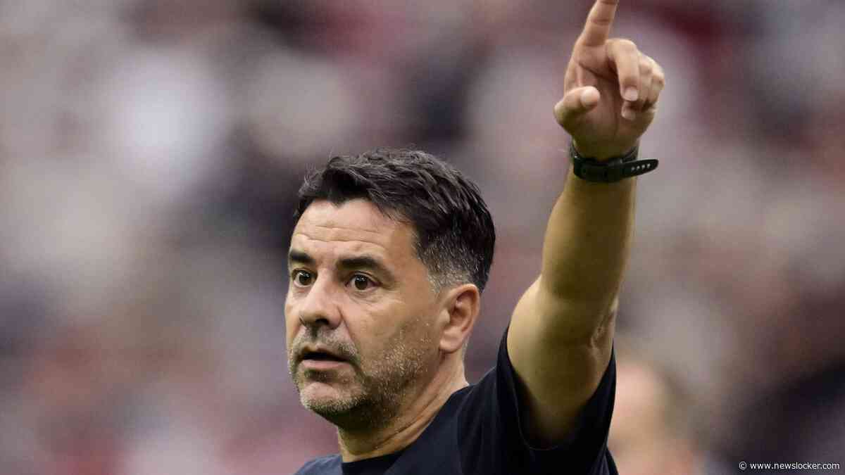 Ajax-trainer Míchel na pijnlijke uitglijder: ’Dit soort fouten kun je niet maken’