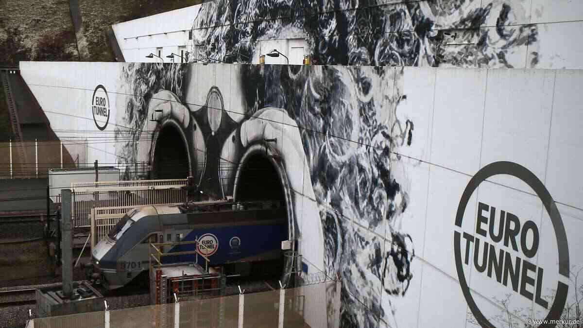 Schwerer Unfall am Eurotunnel: Güterzug kracht in Reisebus – 19 Verletzte