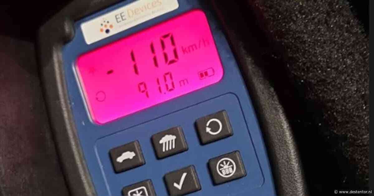 Man (27) scheurt met 110 km/u over kruising in Deventer, net daar staat de politie met een lasergun