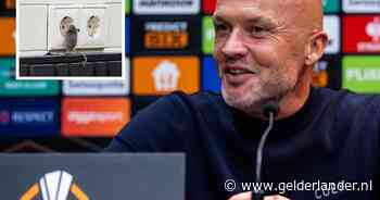 Muis verstoort persconferentie van NEC-trainer Schreuder: ‘Ze lopen echt nu overal’