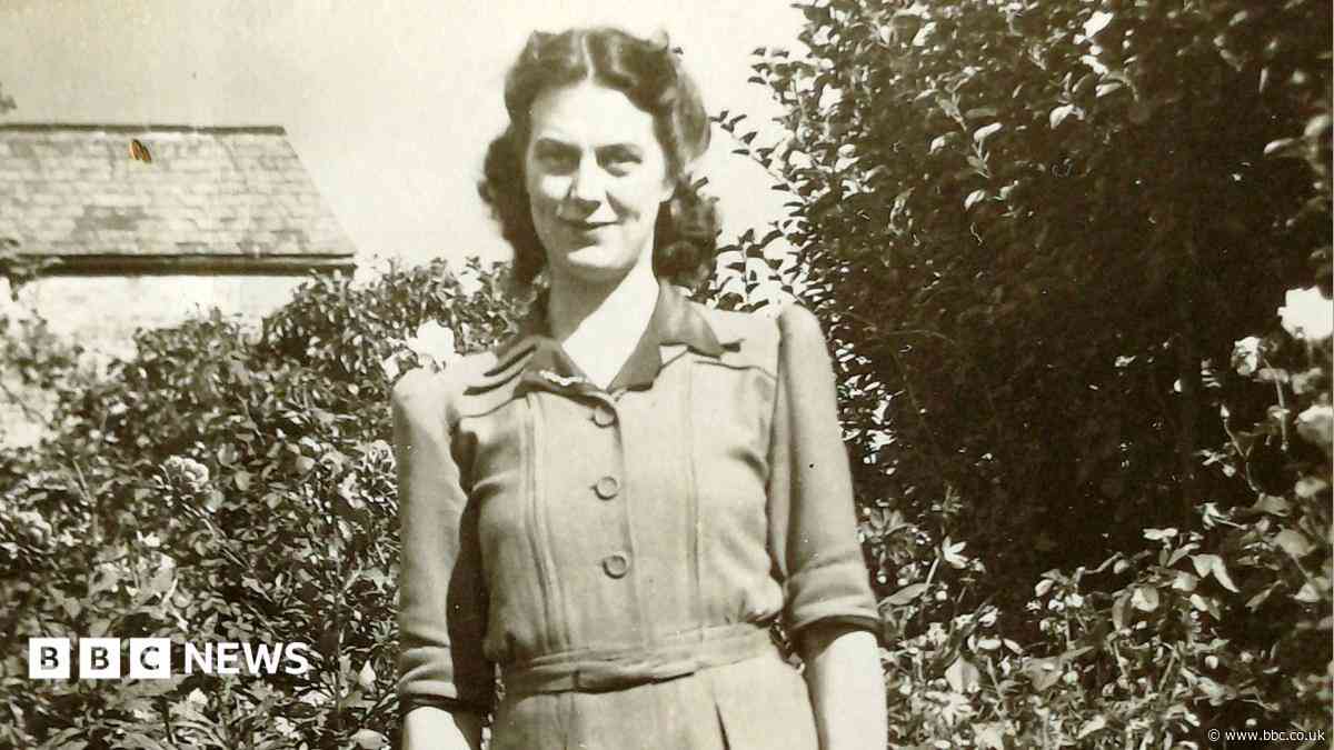 The hero dinner lady who died shielding five children in the Aberfan disaster