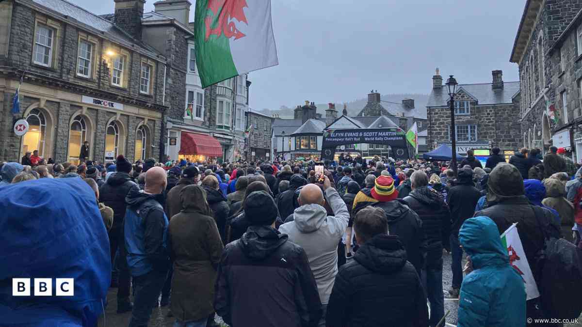 'Bwrlwm' yn Nolgellau wrth i filoedd groesawu Elfyn Evans fel pencampwr