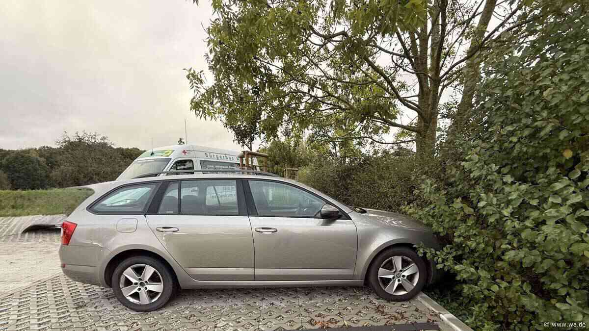 Endlich ist der Dauerparker weg – nach der Autowäsche steht der Škoda an neuem Platz