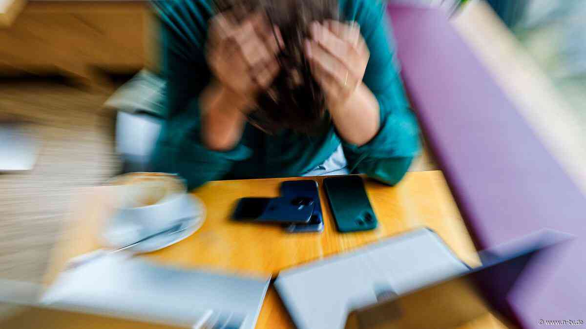 Dauerstress bei der Arbeit: Überlastet im Job: Sport und Achtsamkeit sind keine Lösung
