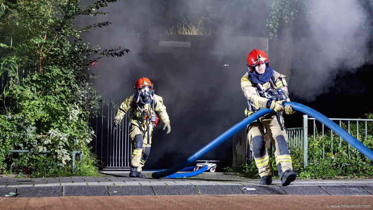 Zeer grote brand in parkeergarage flat Amsterdam Nieuw-West: 55 woningen ontruimd