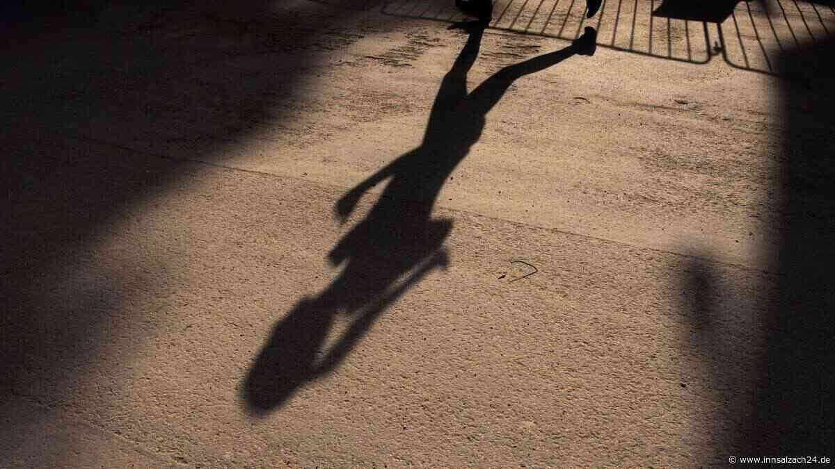 Unbekannter boxt Joggerin in Bayern unvermittelt ins Gesicht und filmt sie dann