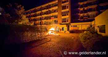 Brandweer blust brandende stapel met afval bij gekraakte Paasbergflat in Arnhem