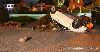 Auto rijdt verkeersbord uit de grond en belandt op dak in Waardenburg