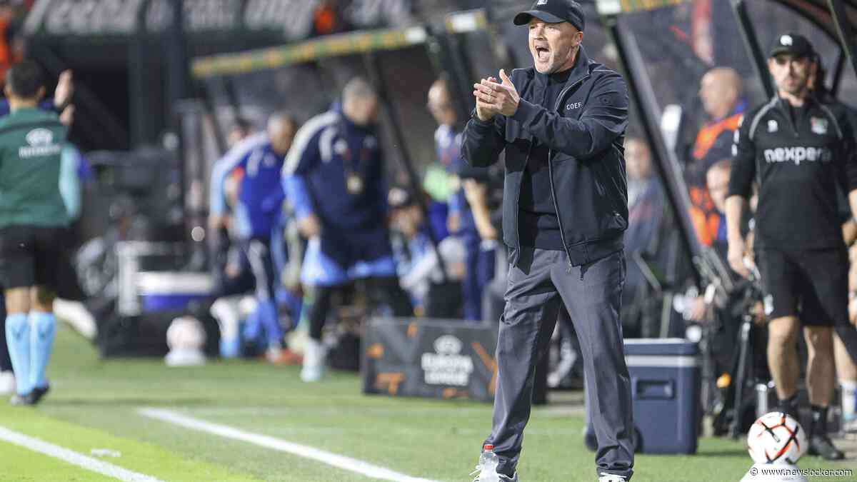 Avontuurlijk muisje trekt aandacht tijdens persconferentie NEC-trainer Dick Schreuder, die tegen Levski Sofia goede dingen van zijn ploeg had gezien
