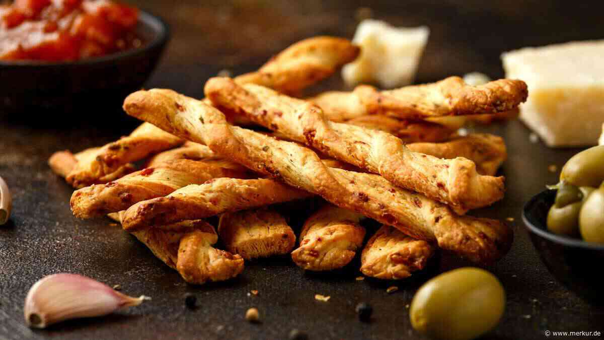 Käsestangen wie vom Bäcker ganz leicht selbst machen – knuspriges Blitz-Rezept mit Schmand