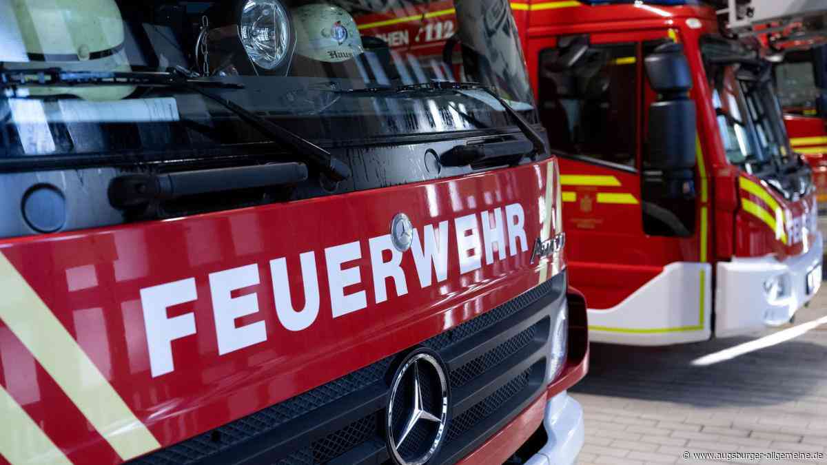 Papierladung brennt auf A9 bei Denkendorf: Löscharbeiten dauernd bis in den späten Abend