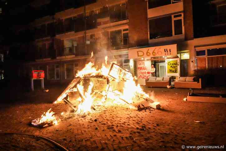 Krakers stoken groot vreugdevuur bij Paasbergflat vlak voor ontruiming