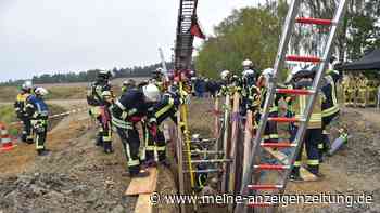 90 Minuten bis zur Rettung: Feuerwehr Dorfen übt Tiefbauunfall an Kiesgrube