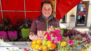 Blumenfrau verkauft seit 23 Jahren auf Markt in Altstadt – obwohl sie andernorts mehr Umsatz machen könnte