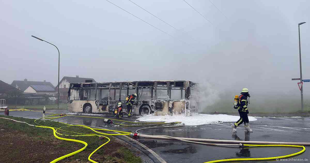 Kreis Bamberg: Bus gerät in Vollbrand - über 30 Schulkinder in Fahrzeug