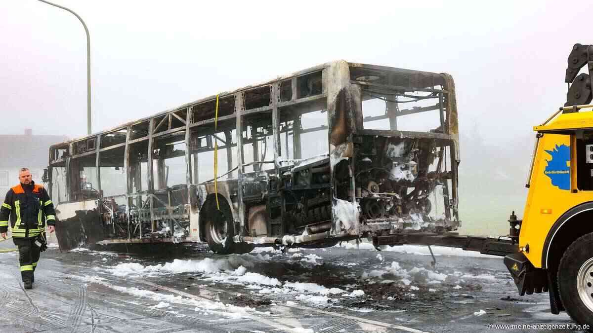Linienbus brennt - Schüler retten sich vor den Flammen