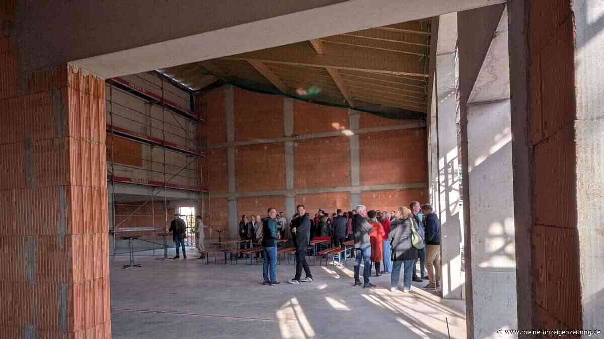 Lang gestritten, jetzt gefeiert: das Pastettener Doppel-Feuerwehrhaus