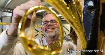 Henk (54) wacht op een klein piepje, pas dan legt hij het bladgoud op de uithangarm