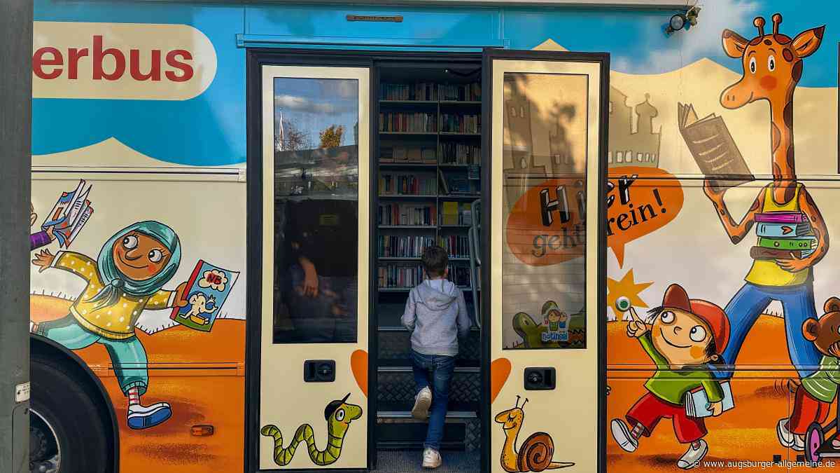 Der Augsburger Bücherbus präsentiert sich in neuem Design