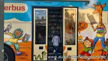 Der Augsburger Bücherbus präsentiert sich in neuem Design