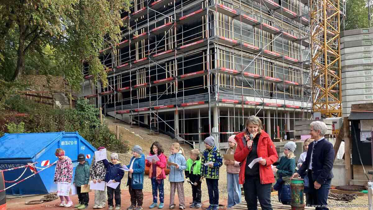 Kinder äußern ambitionierte Wünsche: 8,7 Millionen Euro schwerer Grundschulerweiterungsbau feiert Richtfest