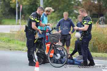 Bestelwagen rijdt fietsster aan op rotonde