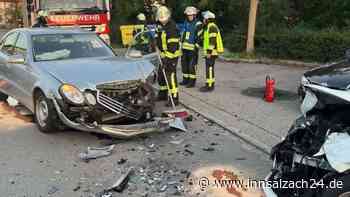 Unfall in Garching an der Alz: Autos prallen frontal zusammen