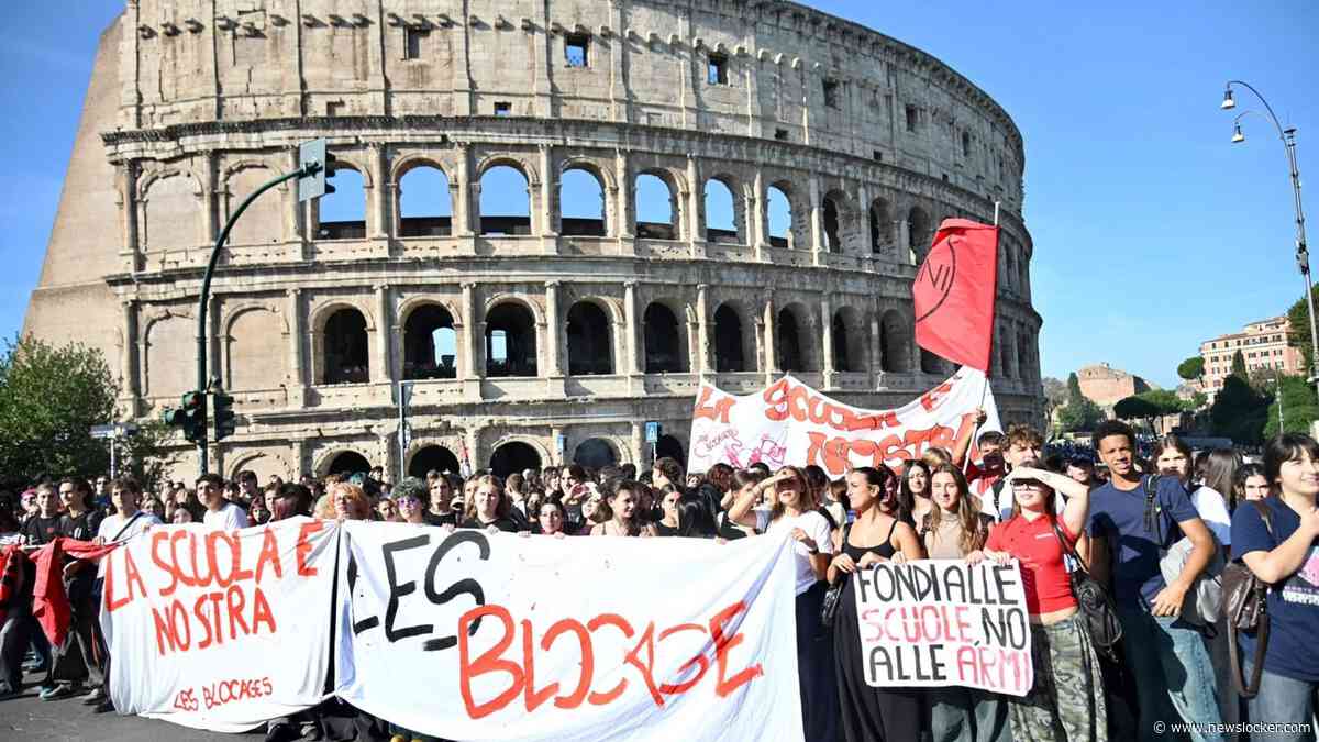 Duizenden studenten de straat op in Italië om te demonstreren tegen regering Meloni: ’Geld voor scholen, niet voor oorlog’