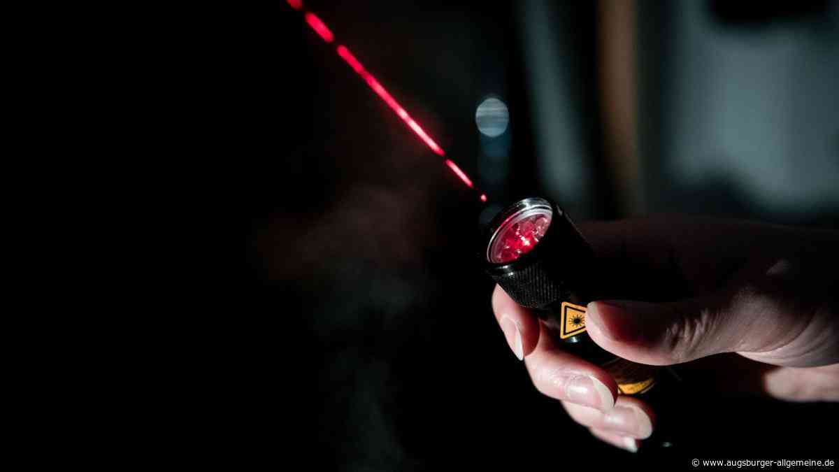 Jugendliche blenden in Augsburg Polizeibeamte mit Laser