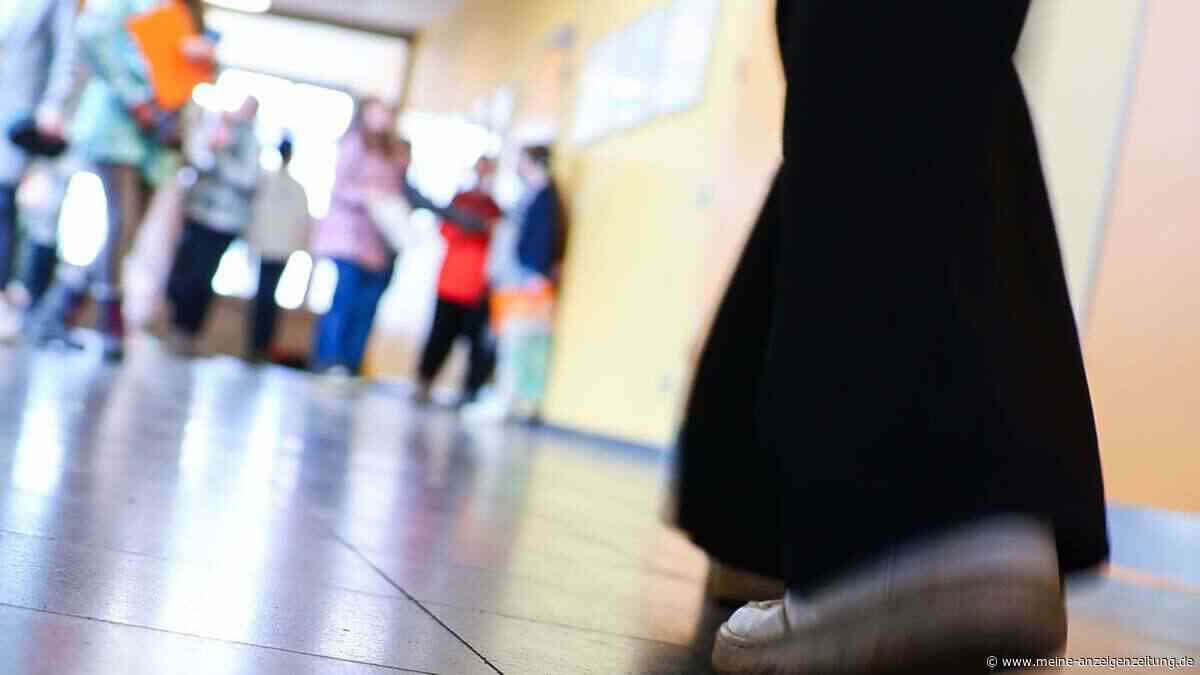 Mit Sturmhauben, Masken und Feuerlöschern – Rund 40 junge Randalierer beschädigen Schulen in Italien