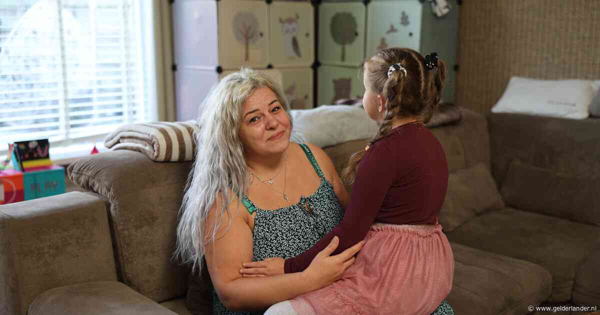 Moeder Sanda stopt stiekem een microfoontje in de tas van haar dochter en ontdekt dan dat die gepest wordt
