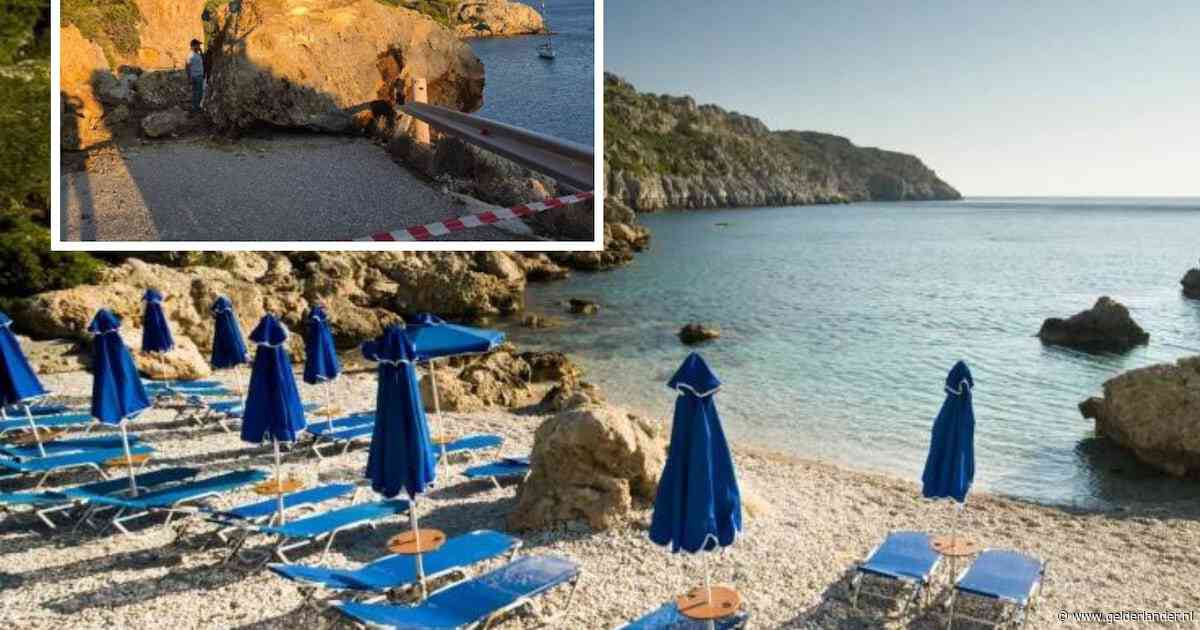 Toeristen uren vast op bekend strand op Rhodos nadat gevallen rotsblok toegangsweg blokkeert