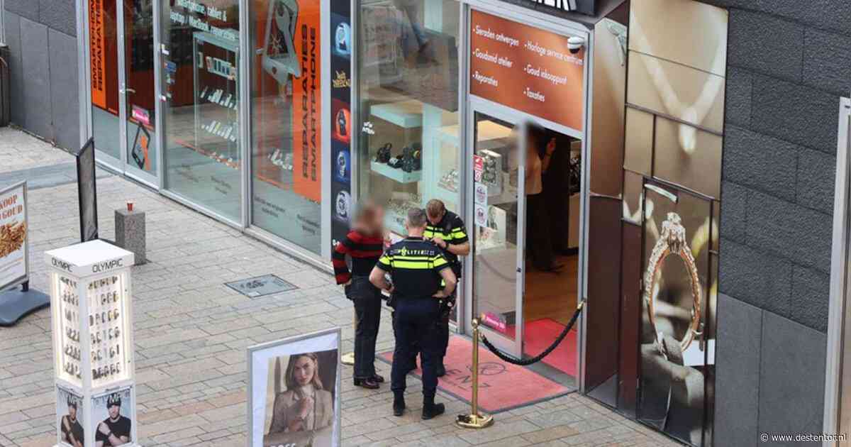 Dappere juwelier verjaagt samen met een klant twee overvallers in Almere