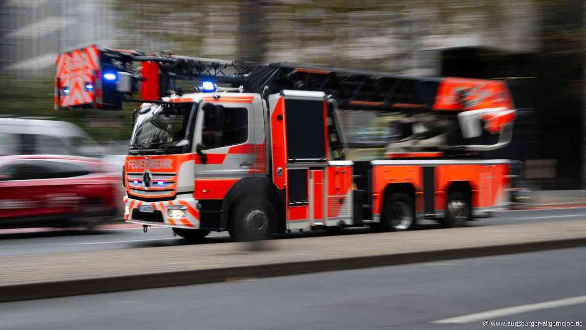 Brand in Wohnung: Feuerwehr rettet 29-Jährige mit Drehleiter vom Balkon