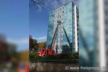 Nicht alltäglich: Feuerwehreinsatz an Plauener Hochhaus