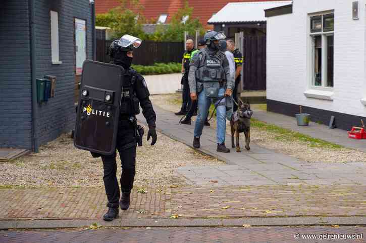 Man dreigt met mes en verschanst zich urenlang, arrestatieteam grijpt in