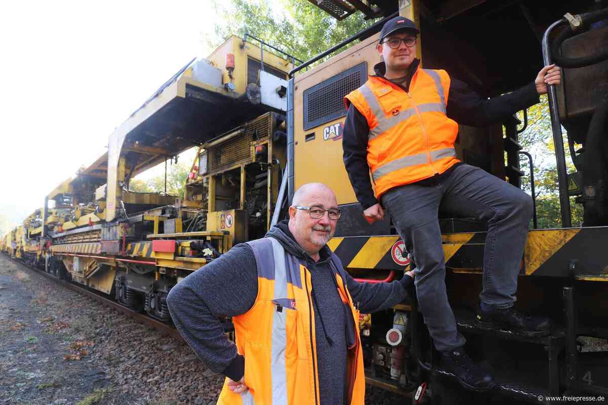Neues Gleisbett im Erzgebirge: Ein Job für den „Büffel“ bei der Freiberger Eisenbahn