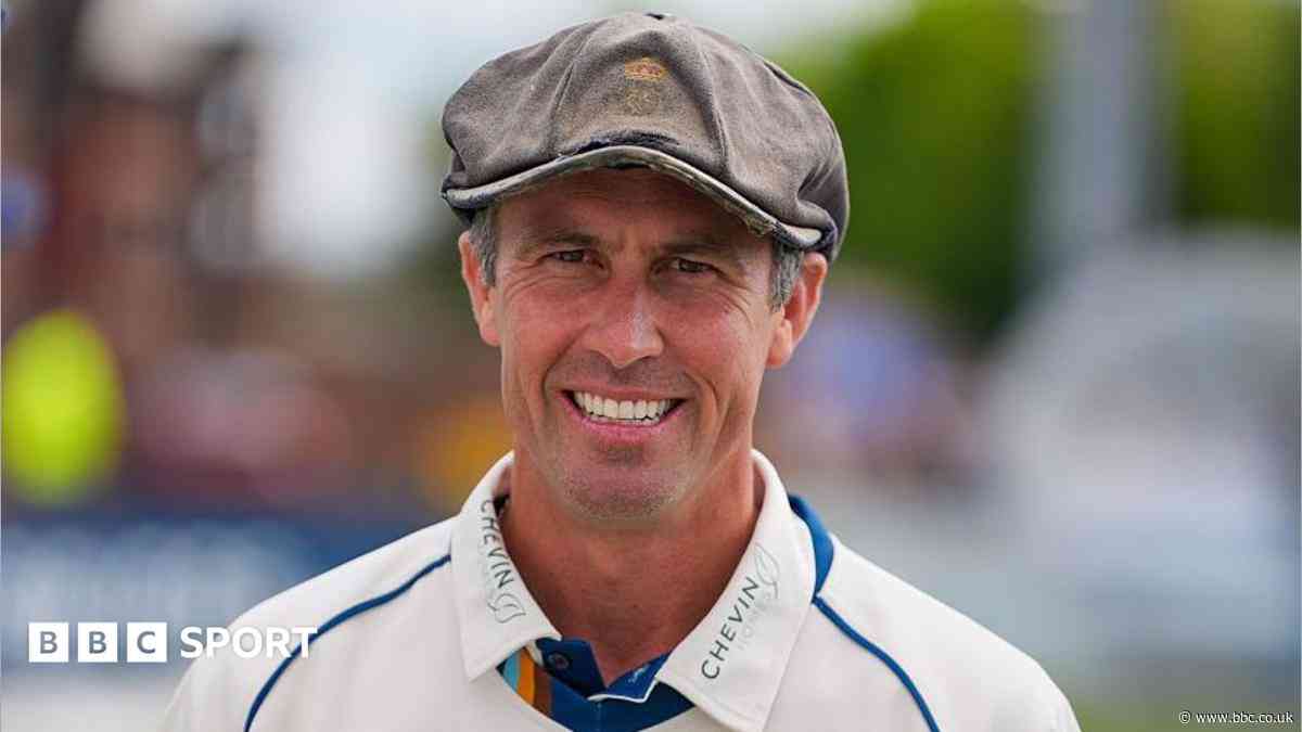 Veteran Derbyshire captain Madsen signs new deal