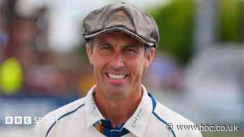 Veteran Derbyshire captain Madsen signs new deal