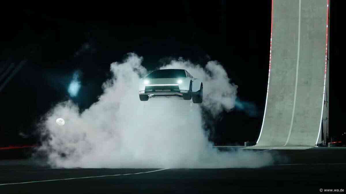 Elon Musk lässt den neuen Tesla Roadster einfliegen