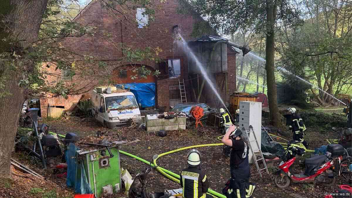 Altes Gehöft steht in Flammen: Feuerwehr mit 70 Kräften im Einsatz